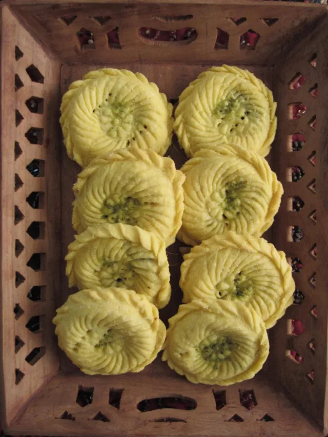 Kerman Kolompeh Date Pastry