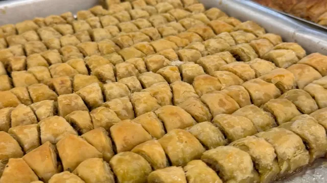 Haj Khalifeh Ali Rahbar Yazdi Baklava